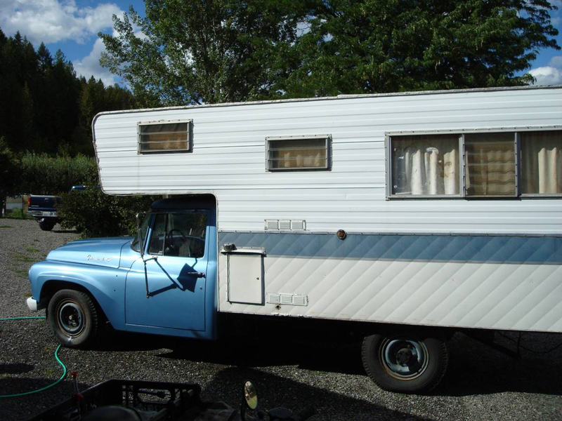 Illustration for article titled For $3,250, Could This 1961 International C-120 Camper Help You Get Away From It All?
